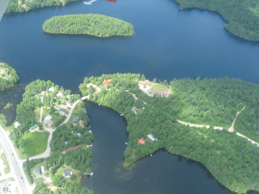 Motel Ours Bleu Lac-Saguay Buitenkant foto