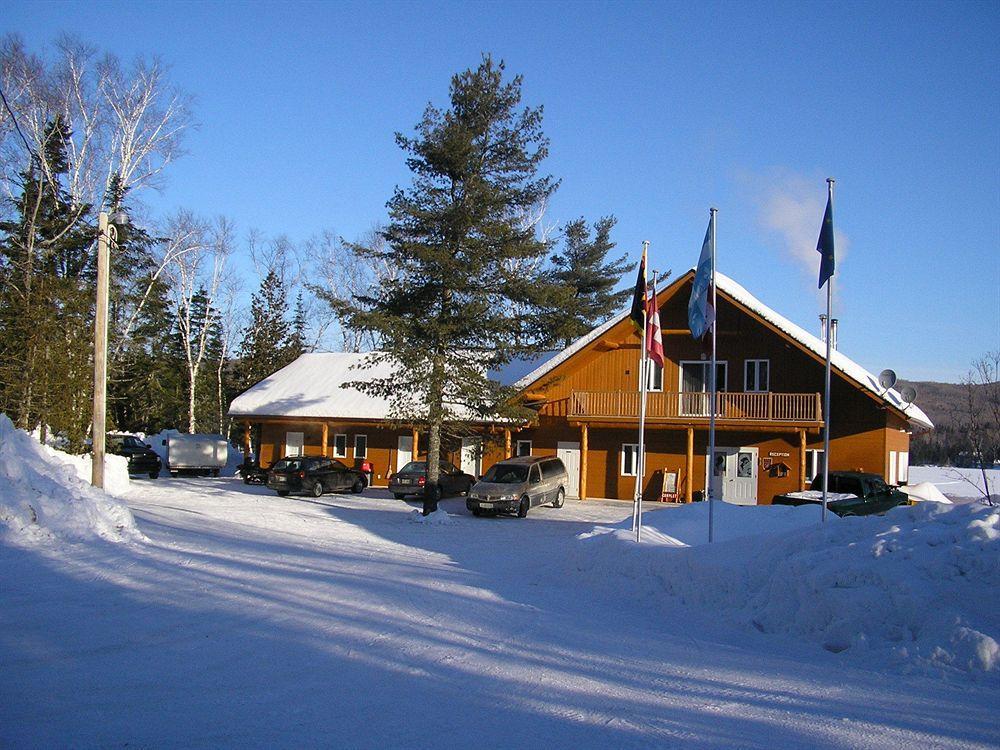 Motel Ours Bleu Lac-Saguay Buitenkant foto