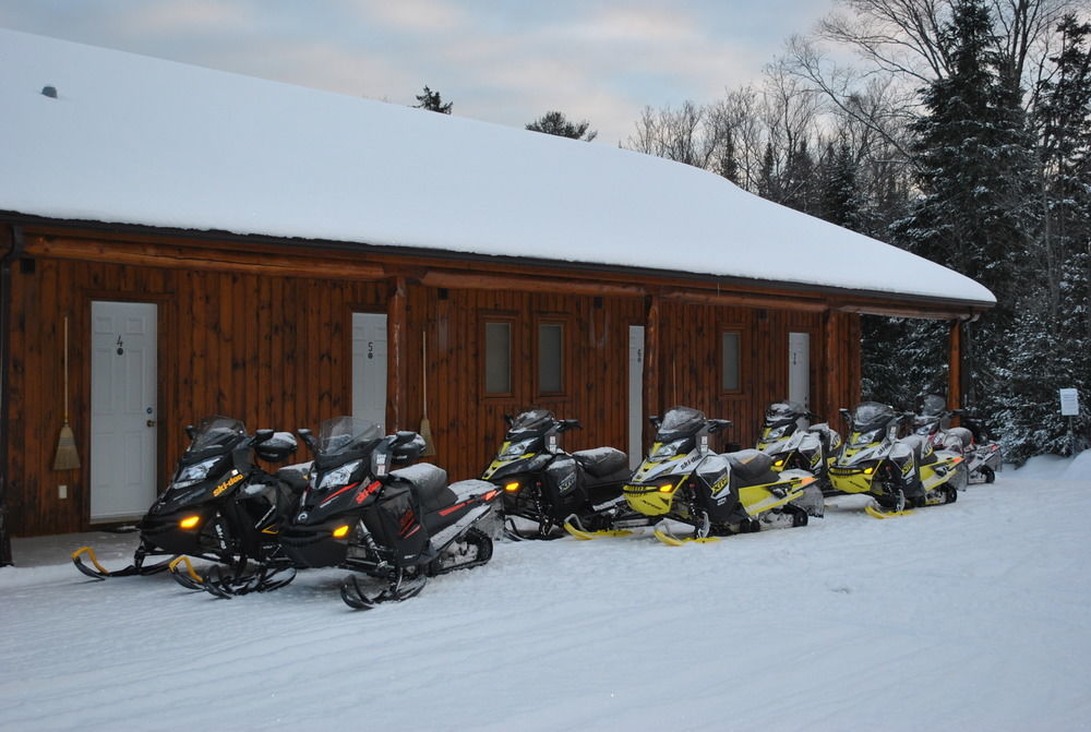 Motel Ours Bleu Lac-Saguay Buitenkant foto