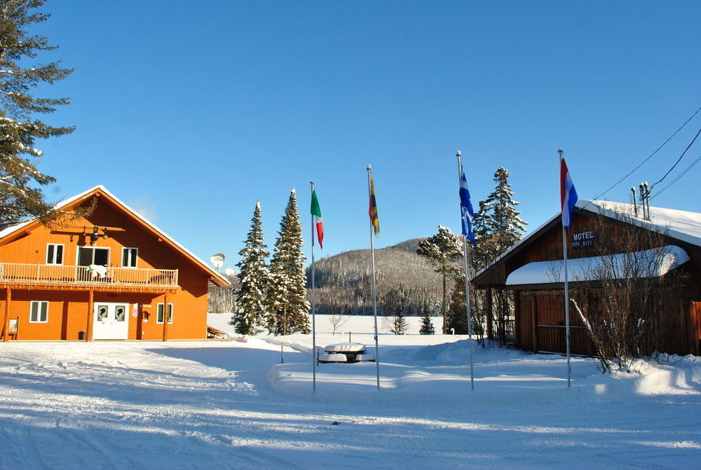 Motel Ours Bleu Lac-Saguay Buitenkant foto