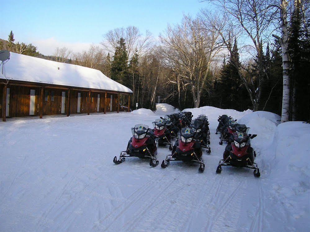 Motel Ours Bleu Lac-Saguay Buitenkant foto