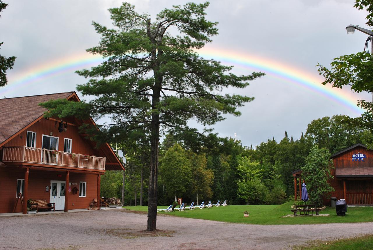 Motel Ours Bleu Lac-Saguay Buitenkant foto