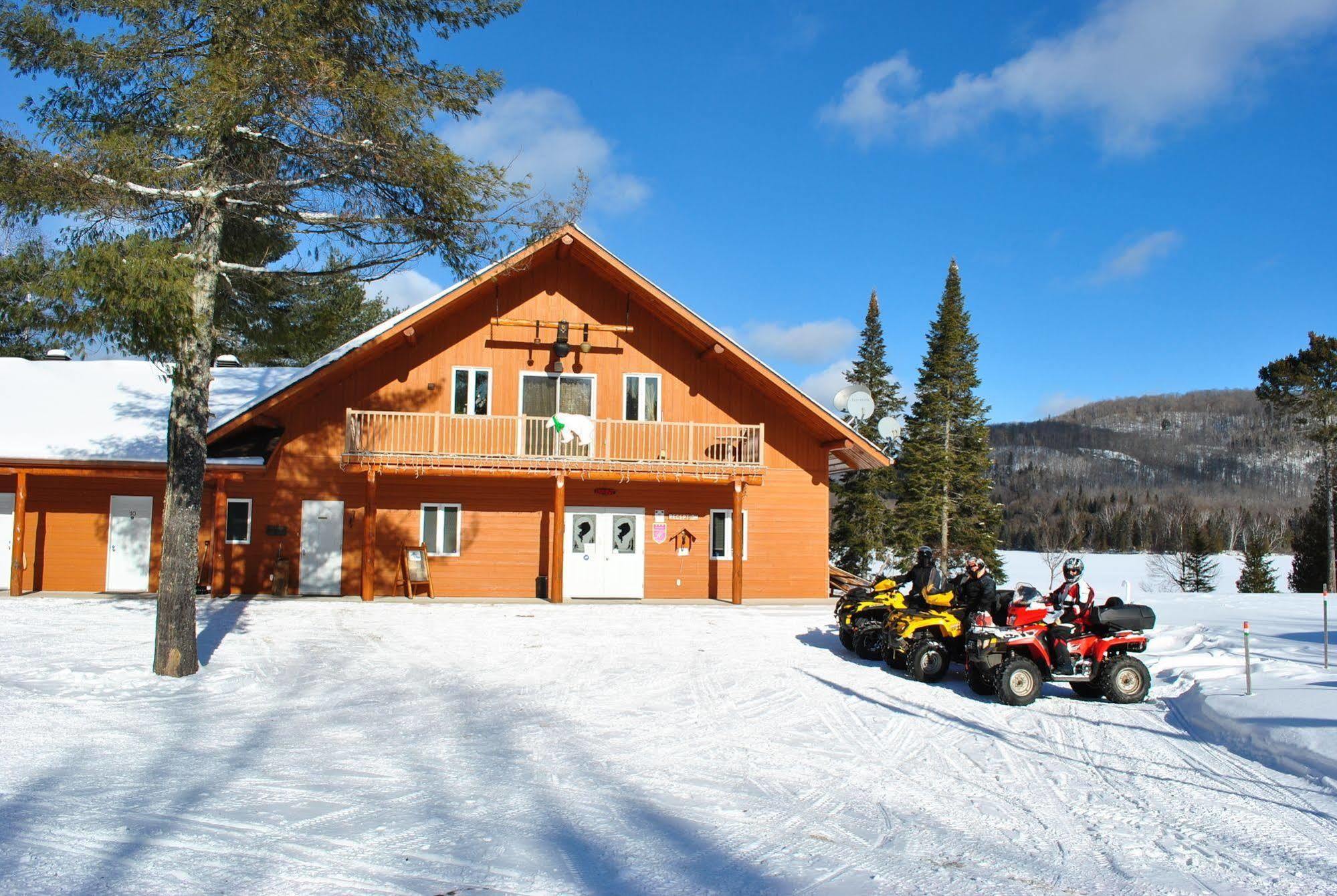 Motel Ours Bleu Lac-Saguay Buitenkant foto