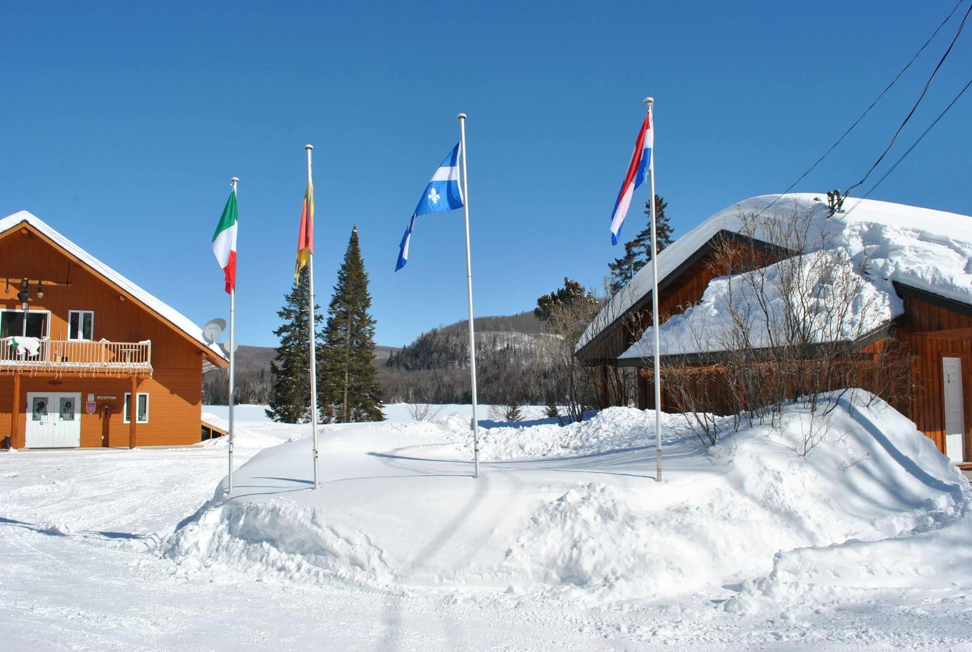 Motel Ours Bleu Lac-Saguay Buitenkant foto