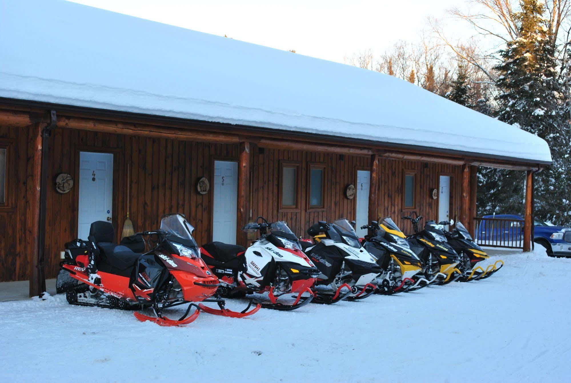 Motel Ours Bleu Lac-Saguay Buitenkant foto