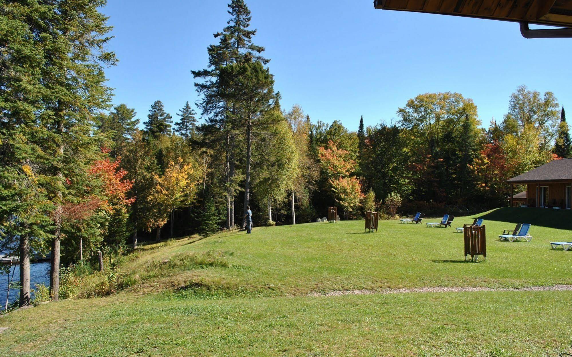 Motel Ours Bleu Lac-Saguay Buitenkant foto