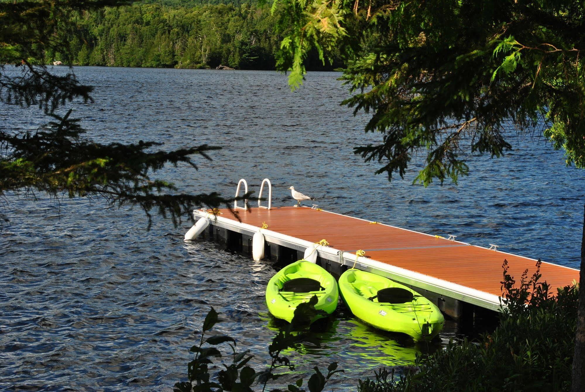 Motel Ours Bleu Lac-Saguay Buitenkant foto