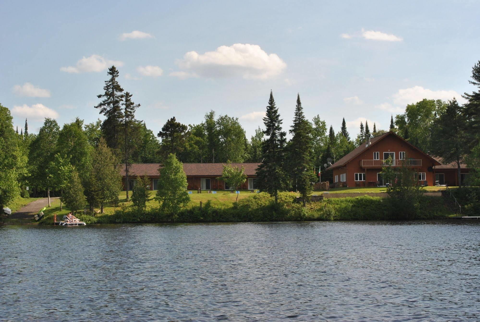 Motel Ours Bleu Lac-Saguay Buitenkant foto