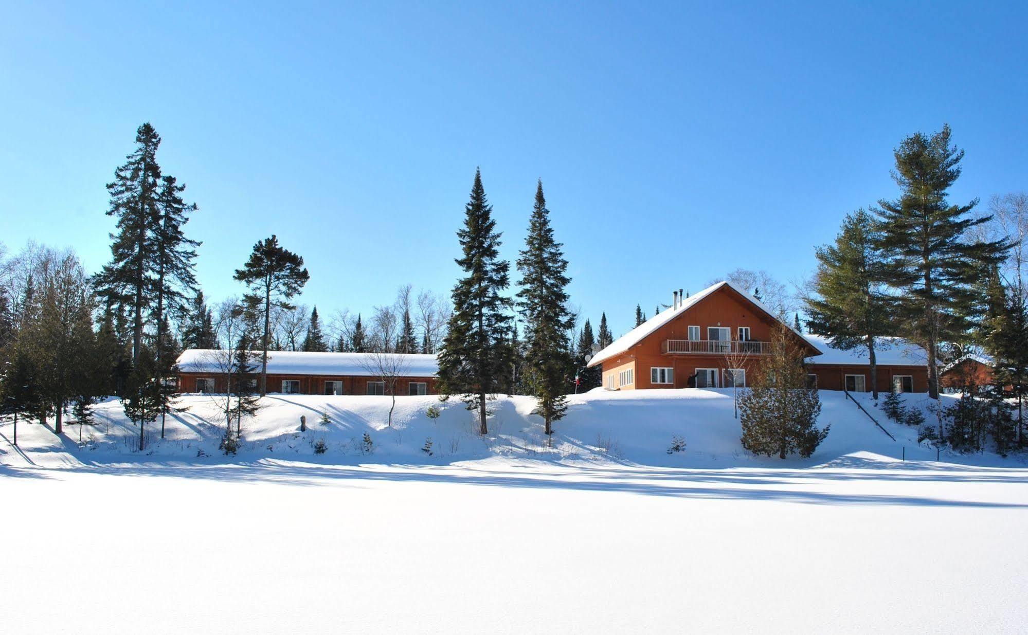 Motel Ours Bleu Lac-Saguay Buitenkant foto