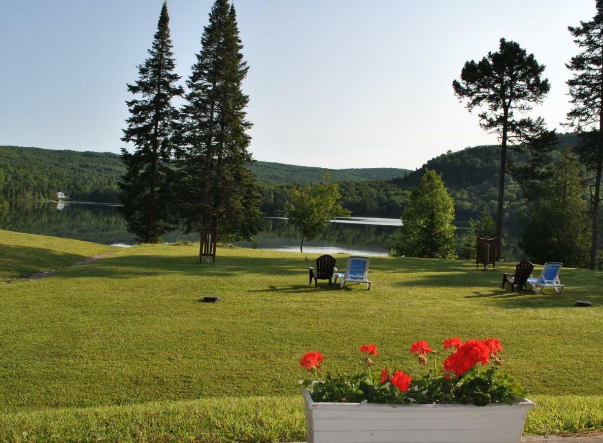 Motel Ours Bleu Lac-Saguay Buitenkant foto