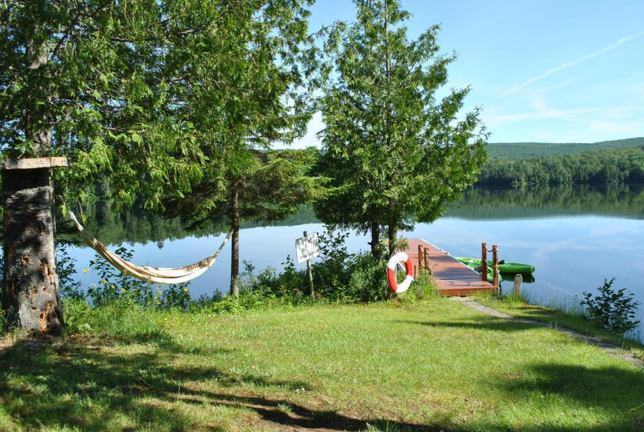 Motel Ours Bleu Lac-Saguay Buitenkant foto